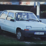Antes de convertirse en uno de los entrenadores más exitosos del fútbol mundial, José Mourinho recibió como regalo un Renault 5 tras aprobar su examen de conducir. Era un coche sencillo, práctico y perfecto para afrontar sus largos trayectos universitarios diarios.