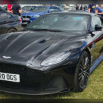 El Aston Martin DBS Superleggera combina lujo artesanal con un enorme motor V12 biturbo. Su capacidad para acelerar y ganar velocidad supera claramente al Ferrari 360 Modena en recta.