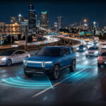 La seguridad se refuerza mediante cámaras, sensores y asistentes como frenada automática de emergencia y mantenimiento de carril. El sistema está diseñado para ofrecer apoyo constante en tráfico denso y trayectos largos.