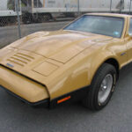 El Bricklin SV-1 quiso vender seguridad como argumento principal dentro de un coupé deportivo con puertas tipo alas de gaviota. La idea era original, pero la ejecución fue caótica: problemas de calidad, absentismo laboral y aumento de precios terminaron hundiendo la compañía en solo dos años.