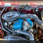 Montar un motor de cuatro cilindros y apenas 90 CV en un Chevrolet Camaro fue una decisión difícil de defender ante los entusiastas. El conocido motor “Iron Duke” ofrecía prestaciones decepcionantes y una desconexión total con el ADN deportivo del modelo.