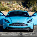 Bajo el capó, el DB11 esconde uno de sus mayores argumentos: un motor V12 biturbo de 5.2 litros, capaz de generar hasta 600 CV. Esta mecánica combina sofisticación, potencia, materiales ligeros y doble turbo twin-scroll, convirtiéndose en una pieza extremadamente compleja y costosa de fabricar.