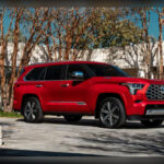 El Toyota Sequoia es actualmente el SUV más grande y potente de la marca japonesa, y desde 2022 toda su producción se concentra en Texas junto a la Toyota Tundra. Este gigantesco SUV utiliza la moderna plataforma GA-F de chasis independiente y equipa un motor V6 biturbo híbrido capaz de producir 437 caballos y 583 lb-ft de torque. Toyota trasladó la producción del Sequoia a Texas para unificar el desarrollo de sus modelos más robustos y orientados al mercado estadounidense, donde los SUV de gran tamaño siguen dominando las ventas.