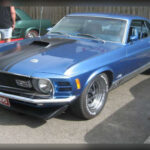 El Ford Mustang Mach 1 consiguió sobrevivir a una década muy complicada adaptándose progresivamente a las nuevas regulaciones sin perder completamente su personalidad deportiva. Conservaba detalles clásicos como franjas decorativas, spoilers y motores V8, aunque mucho más limitados que años atrás. Ford logró mantener viva la esencia del Mustang durante una de las etapas más difíciles de la industria, evitando que el modelo perdiera completamente su identidad muscle car.
