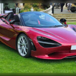 El McLaren 750S apuesta por la clásica receta de la marca británica: bajo peso, aerodinámica avanzada y un potente motor V8 biturbo con más de 740 CV. Gracias a su construcción ligera y un chasis extremadamente sofisticado, ofrece aceleraciones demoledoras y un comportamiento dinámico pensado directamente para circuito. Es uno de los superdeportivos más precisos y rápidos desarrollados por McLaren hasta la fecha.