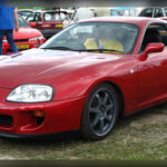 La cuarta generación del Toyota Supra Twin-Turbo alcanzó una popularidad enorme gracias a su legendario motor 2JZ-GTE. De serie ya ofrecía unas prestaciones sobresalientes, pero fue su capacidad para soportar preparaciones extremas lo que terminó convirtiéndolo en una auténtica leyenda. Numerosos proyectos superan con facilidad los 1.000 caballos de potencia, algo que muy pocos motores de producción pueden igualar.