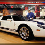 Inspirado en el mítico GT40 que dominó las 24 Horas de Le Mans durante la década de 1960, el Ford GT regresó en 2004 como uno de los superdeportivos más impactantes del nuevo milenio. Su motor V8 sobrealimentado de 5,4 litros desarrollaba 550 caballos y le permitía acelerar de 0 a 100 km/h en apenas 3,5 segundos. A pesar de proceder de un fabricante conocido por vehículos mucho más convencionales, el GT demostró que Ford podía construir un auténtico superdeportivo capaz de rivalizar con los mejores del mundo.