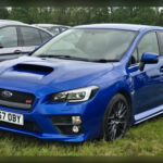 El Subaru WRX lleva décadas conquistando a los aficionados gracias a su combinación de motor turbo, tracción total y comportamiento inspirado en los coches de competición. Sus 271 caballos permiten aceleraciones muy respetables, pero es su capacidad para devorar curvas y mantener una enorme estabilidad lo que realmente impresiona. La confianza que transmite al volante hace que parezca mucho más rápido de lo que indican sus prestaciones.