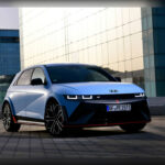 El Hyundai Ioniq 5 N ha sido diseñado específicamente para quienes disfrutan conduciendo. Con hasta 641 CV disponibles mediante la función N Grin Boost, acelera como un superdeportivo, pero también incorpora soluciones únicas como cambios de marcha simulados y sonidos artificiales que buscan reproducir las sensaciones de un coche de combustión. Su comportamiento dinámico y su capacidad para derrapar lo convierten en uno de los eléctricos más entretenidos del momento.