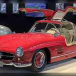 El Mercedes-Benz 300 SL Gullwing es uno de los modelos más reconocibles jamás creados gracias a sus icónicas puertas de apertura vertical. Lanzado en 1954, destacó por introducir innovaciones como la inyección mecánica de combustible en un vehículo de producción. Su belleza, tecnología y relevancia histórica han impulsado una constante revalorización que lo mantiene entre los clásicos más buscados del planeta.