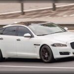 El Jaguar XJ destaca por su refinamiento, su diseño distinguido y su elevado nivel de confort. Sin embargo, bajo esa elegante carrocería se esconden sistemas mecánicos y electrónicos que pueden resultar costosos de mantener. Las reparaciones relacionadas con la suspensión, la electrónica o determinados elementos de confort suelen requerir especialistas y piezas específicas, lo que incrementa notablemente las facturas del taller.