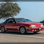 Entre 1986 y 1993, los Ford Mustang LX 5.0 y GT devolvieron el protagonismo a los motores V8 dentro del segmento. Su famoso bloque de 5.0 litros alcanzó los 225 CV en las versiones posteriores, convirtiendo al Fox Body en uno de los coches más rápidos y deseados de la época. Su combinación de prestaciones, ligereza y posibilidades de preparación sigue siendo muy valorada hoy en día.