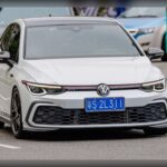 El Volkswagen Golf GTI Mk8 mantiene intacta la esencia que convirtió al GTI en una referencia mundial. Su equilibrio entre confort diario y comportamiento deportivo crea una experiencia muy difícil de igualar. Desde el primer momento sorprende por la precisión del tren delantero y por la confianza que transmite al conductor, demostrando por qué sigue siendo uno de los compactos deportivos más respetados del mercado.