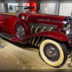 El Duesenberg SJ fue una auténtica demostración de lujo y tecnología durante la Gran Depresión. Su motor de ocho cilindros en línea con compresor alcanzaba los 320 CV, una cifra extraordinaria para la década de 1930. Construido para millonarios, celebridades y miembros de la realeza, este modelo se convirtió en uno de los automóviles más exclusivos y sofisticados jamás fabricados en Estados Unidos.