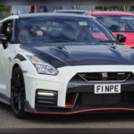 El GT-R Nismo es una leyenda moderna. Su motor V6 biturbo de 3.8 litros desarrolla 600 caballos y trabaja junto a un sofisticado sistema de tracción integral.

Su aceleración cercana a los 2,9 segundos de 0 a 100 km/h y su enorme capacidad de tracción lo convierten en uno de los deportivos más efectivos de todos los tiempos.