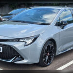 Pocos automóviles pueden presumir del historial de fiabilidad del Toyota Corolla. Su diseño sencillo, costes de mantenimiento contenidos y motores extremadamente fiables han permitido que millones de unidades sigan circulando décadas después de salir de fábrica. Alcanzar o superar los 320.000 kilómetros es algo habitual para este modelo cuando recibe un mantenimiento adecuado.