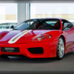 El Ferrari 360 Challenge Stradale con motor V8 de unos 420 CV era una versión radical enfocada a circuito, con tecnología heredada directamente de la competición GT.