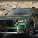Quienes buscan sensaciones premium sin pagar cifras alemanas encuentran en el Mazda CX-50 una propuesta muy sólida. Su motor turbo de 256 CV, materiales de calidad y excelente construcción elevan notablemente su posicionamiento.