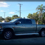 La Dodge Ram 3500 cierra la lista como una auténtica bestia del remolque. Su construcción heavy-duty y motores Cummins la convierten en una de las pick-up diésel más longevas del mercado.