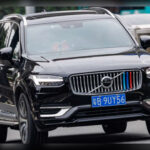 El Volvo XC90 destaca por ofrecer uno de los entornos más seguros del segmento SUV. Además de sus avanzados asistentes de conducción, presume de materiales duraderos, motores eficientes y una calidad de ensamblaje orientada a resistir el paso del tiempo.