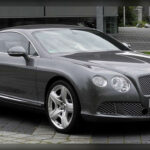 Entrar en un Bentley Continental GT es acceder a un universo de lujo artesanal. Materiales nobles, acabados impecables y motores de gran cilindrada convierten este gran turismo en una declaración de sofisticación y éxito económico.