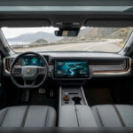Una gran pantalla central concentra navegación, climatización y entretenimiento con actualizaciones OTA frecuentes. Además, su precio de partida cercano a 45.000 dólares posiciona al R2 como rival directo de otros SUV eléctricos consolidados.