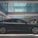 El Lexus ES Hybrid mezcla refinamiento premium con la reconocida fiabilidad del grupo Toyota. Frente a muchas berlinas alemanas, ofrece costes mecánicos mucho más predecibles.