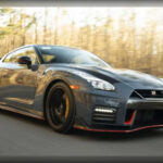 El Nissan GT-R Nismo continúa justificando su apodo de Godzilla gracias a una eficacia casi brutal. Su tracción total, motor biturbo y puesta a punto permiten acelerar con una contundencia que sigue incomodando a deportivos mucho más caros. Es un coche diseñado para ir rápido sin contemplaciones.
