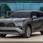 La variante híbrida del Highlander suma eficiencia energética a una base ya muy fiable. El Toyota Highlander Hybrid permite reducir consumos y mantener una vida útil competitiva, algo especialmente valorado por familias que realizan muchos kilómetros al año.