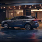 El Toyota Venza combina diseño elegante, interior refinado y excelente consumo. Su enfoque más premium dentro de la gama Toyota ha conquistado a conductores que valoran confort, tecnología y costes contenidos a largo plazo.