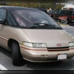 El Chevrolet Lumina APV, apodado “Dustbuster”, destacó por un diseño extremadamente peculiar con morro inclinado y enorme parabrisas. Su estética futurista no convenció al público y la calidad percibida de sus paneles plásticos tampoco ayudó a mejorar su aceptación.