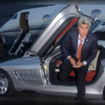 El presentador Jay Leno tiene una colección valorada en más de 50 millones de dólares con más de 180 coches. Entre sus piezas más legendarias figuran el Duesenberg Walker Coupé, Mercedes-Benz 300 SL Gullwing, Lamborghini Miura y el rarísimo EcoJet, diseñado junto a General Motors.