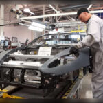 Aunque gran parte del ensamblaje es manual, la planta de Aston Martin en Gaydon, Reino Unido, incorpora tecnología puntera, laboratorios de desarrollo y equipamiento de última generación. Las instalaciones han recibido inversiones millonarias para mantener los estándares de calidad de la firma británica.