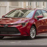 El Toyota Corolla Sedan sigue siendo una de las mejores compras dentro del mercado usado. Sus versiones híbridas y gasolina destacan por bajo consumo, pocos problemas mecánicos y costes de mantenimiento muy reducidos.