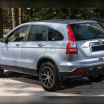 El Honda CR-V sigue siendo una de las apuestas más fiables entre los SUV compactos. Sus motores superan fácilmente las 200.000 millas con cambios de aceite regulares y mantenimiento básico, ofreciendo además buena eficiencia y una gran practicidad diaria.