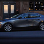 El Mazda3 combina un diseño atractivo con una dinámica de conducción mucho más divertida que la mayoría de rivales compactos. Pero además de ser agradable de conducir, también ha demostrado una gran fiabilidad a largo plazo. Muchos propietarios han superado los 300.000 kilómetros sin problemas mecánicos importantes, especialmente en versiones atmosféricas. Incluso los modelos turbo más potentes mantienen buenas cifras de durabilidad siempre que reciban el mantenimiento adecuado.