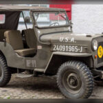 El Jeep Willys MB fue una de las herramientas militares más importantes de la Segunda Guerra Mundial gracias a su resistencia, ligereza y capacidad para circular por terrenos imposibles. Tras el conflicto, su concepto inspiró el nacimiento de los primeros Jeep civiles y sentó las bases del mercado moderno de vehículos todoterreno. Su influencia todavía sigue presente en prácticamente todos los SUV y 4x4 actuales.