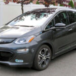 El Chevrolet Bolt EV/EUV continúa siendo una de las mejores opciones económicas para entrar al mundo eléctrico. Con autonomías cercanas a los 415 kilómetros y costes de uso muy bajos, estos modelos destacan especialmente para ciudad y trayectos diarios. Su tamaño compacto, facilidad de conducción y buena relación calidad-precio los convierten en alternativas muy inteligentes dentro del mercado de segunda mano, aunque siempre conviene revisar el historial relacionado con antiguas campañas de baterías.