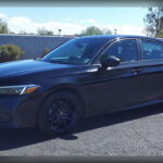 Durante décadas, el Honda Civic Si ha sido una de las opciones favoritas para quienes buscan diversión al volante sin necesidad de gastar una fortuna. Su excelente chasis, la disponibilidad de transmisión manual y el enorme potencial para modificaciones mecánicas ayudaron a consolidarlo como uno de los pilares fundamentales de la cultura tuning. Su popularidad sigue siendo enorme entre los aficionados más jóvenes.