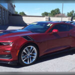 El Chevrolet Camaro SS ofrece una experiencia visceral gracias a su enorme motor V8 de 6,2 litros y 455 caballos. Más allá de sus excelentes cifras de aceleración, el sonido del motor y la contundencia con la que entrega la potencia generan una percepción de velocidad constante. Cada aceleración viene acompañada de una banda sonora inconfundible que multiplica las sensaciones al volante y convierte cualquier trayecto en un espectáculo.