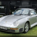 Cuando apareció en los años ochenta, el Porsche 959 Komfort parecía llegado del futuro. Concebido originalmente para homologar la participación de Porsche en el Grupo B, incorporaba tracción total, doble turbocompresor y sofisticados sistemas electrónicos inéditos en la época. Con apenas 337 unidades fabricadas, sigue siendo una de las referencias tecnológicas más importantes en la historia de la marca alemana.