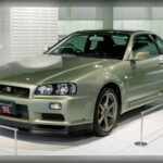 Aunque no responde al concepto tradicional de belleza, el Nissan GT-R R34 posee una estética que ha conquistado a millones de aficionados. Su diseño robusto, las características luces traseras circulares y sus proporciones agresivas transmiten una sensación de potencia y carácter inigualable. Convertido en icono de la cultura automovilística y de los videojuegos, sigue siendo uno de los coches japoneses más reconocibles y deseados del mundo.