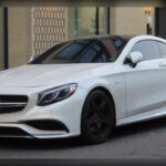 El Mercedes-Benz Clase S Coupé traslada todo el refinamiento de la berlina insignia de la marca a una elegante carrocería de dos puertas. Sus avanzados sistemas de asistencia a la conducción, su suspensión neumática y sus potentes mecánicas convierten cada trayecto en una experiencia de máximo confort. Es uno de los GT más avanzados tecnológicamente de su generación.