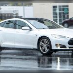 El Tesla Model S es uno de los coches eléctricos más influyentes de la historia reciente, pero eso no significa que esté libre de gastos importantes. Aunque elimina muchos costes asociados a los motores de combustión, sus baterías, sistemas electrónicos y componentes tecnológicos requieren atención especializada. Además, determinadas reparaciones pueden resultar especialmente caras debido a la complejidad de sus sistemas y a la limitada disponibilidad de ciertos componentes.