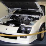 El Camaro IROC-Z 1LE de 1989 llevó el rendimiento un paso más allá gracias a un paquete específico orientado a la competición. Equipado con mejoras en la suspensión, el eje trasero y diversos elementos destinados a reducir peso, ofrecía una experiencia mucho más enfocada al rendimiento. Su motor V8 L98 de 230 CV completaba una de las configuraciones más especiales del Camaro de los años 80.