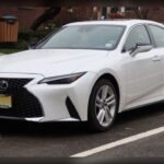 El Lexus IS de tercera generación rompe con la idea de que una berlina premium debe priorizar únicamente el confort. Su dirección precisa, el excelente control de la carrocería y la calidad de rodadura crean una experiencia de conducción especialmente refinada. Es un modelo que consigue combinar comodidad y participación al volante de una forma que muchos rivales todavía persiguen.