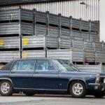 El Opel Diplomat fue probablemente uno de los intentos más ambiciosos de Opel para rivalizar con Mercedes-Benz en el segmento del lujo. Disponible con potentes motores V8 de origen estadounidense y equipado con elementos avanzados como suspensión trasera autonivelante, dirección asistida y frenos de disco en las cuatro ruedas, ofrecía un nivel tecnológico muy superior al de muchos competidores. A pesar de sus virtudes, nunca alcanzó el reconocimiento comercial esperado y hoy es una auténtica rareza dentro del mercado de clásicos europeos.
