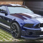 La versión más extrema del Mustang moderno equipa un V8 sobrealimentado de 5.2 litros con 760 caballos de fuerza.

Capaz de alcanzar los 100 km/h en unos 3,3 segundos, combina la tradición de los muscle cars con tecnologías modernas como suspensión adaptativa y avanzados sistemas electrónicos de control.