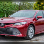 El Toyota Camry completa la lista como uno de los vehículos más duraderos jamás producidos por la marca japonesa. Su combinación de confort, eficiencia y fiabilidad mecánica le ha permitido convertirse en una referencia mundial. Incluso ejemplares fabricados a finales de los años noventa continúan circulando con normalidad, demostrando por qué el Camry sigue siendo uno de los modelos más recomendados para quienes buscan longevidad.