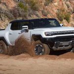 El GMC Hummer EV combina brutalidad y tecnología con 1.000 CV, 3,3 segundos en el 0-100 km/h y 4.111 kg de peso, apoyado en una batería de 212 kWh.